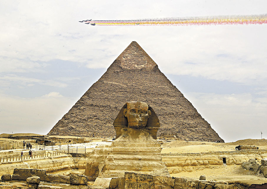 ◆ 8月28日，在埃及吉薩金字塔景區，中國空軍八一飛行表演隊殲-10表演機編隊飛越金字塔上空。 新華社