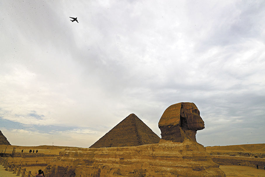 ◆ 8月28日，在埃及吉薩金字塔景區，中國空軍運-20飛越金字塔景區上空。 新華社