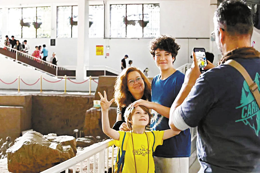 ◆外國遊客參觀兵馬俑一號坑。 香港文匯報陝西傳真