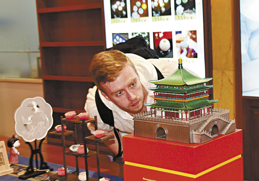 ◆俄羅斯遊客被西安文創產品吸引。 香港文匯報記者李陽波  攝