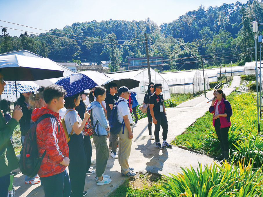 ◆ 梁安莉在貴州首創粵港澳青年援黔創業示範基地，希望自己成為一道橋樑，讓粵港澳青年了解內地發展。圖為梁安莉（右一）向在粵港澳學生交流團介紹基地。