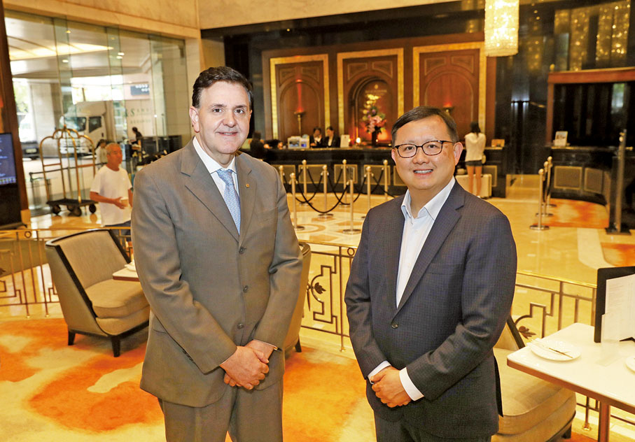 ◆海景嘉福洲際酒店董事黃英豪（右）、酒店總經理莊俊文談接待國家奧運健兒訪港團。