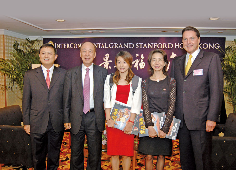◆2004年酒店首次接待內地奧運代表團訪港，呂志和（左二）、呂慧瑜（右二）與跳水金牌選手郭晶晶（中）在酒店合影。