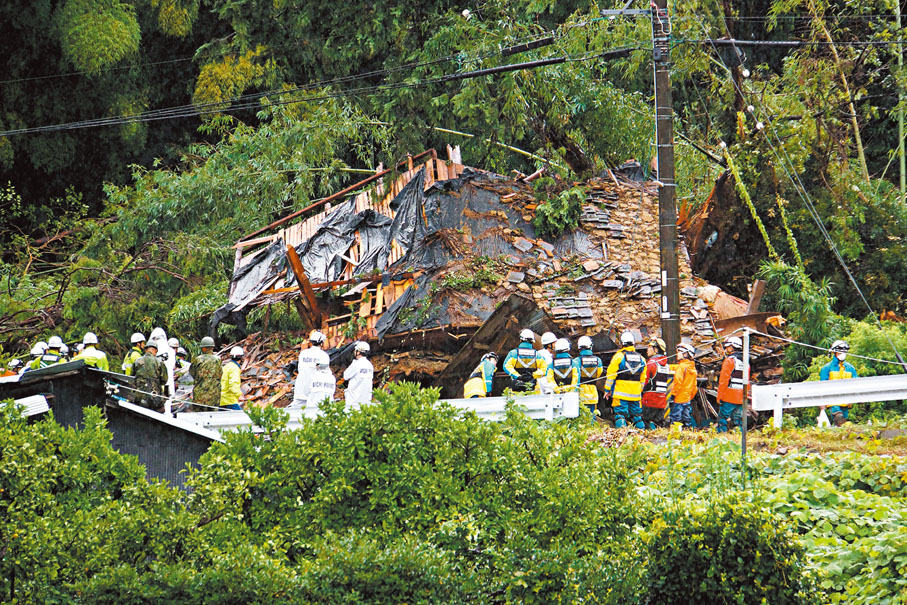 ◆愛知縣發生山泥傾瀉，搜救人員試圖救出災民。 法新社