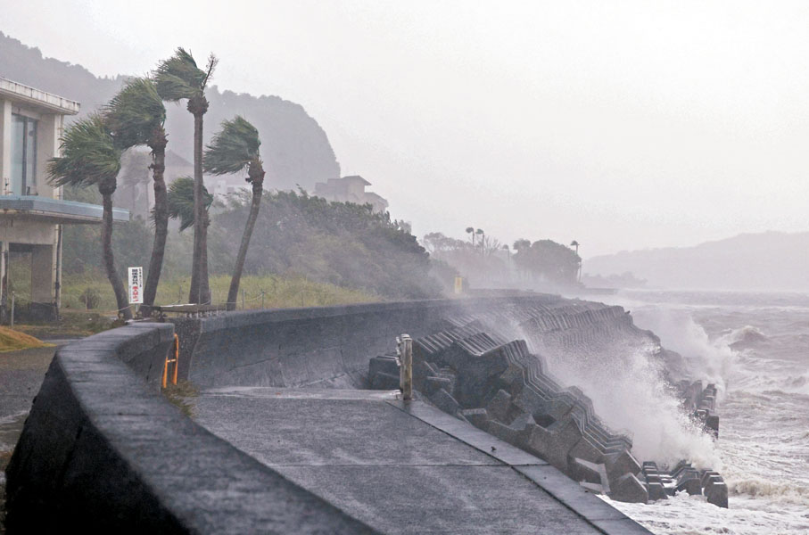 ◆「珊珊」逼近，巨浪衝擊鹿兒島沿海地區。  美聯社