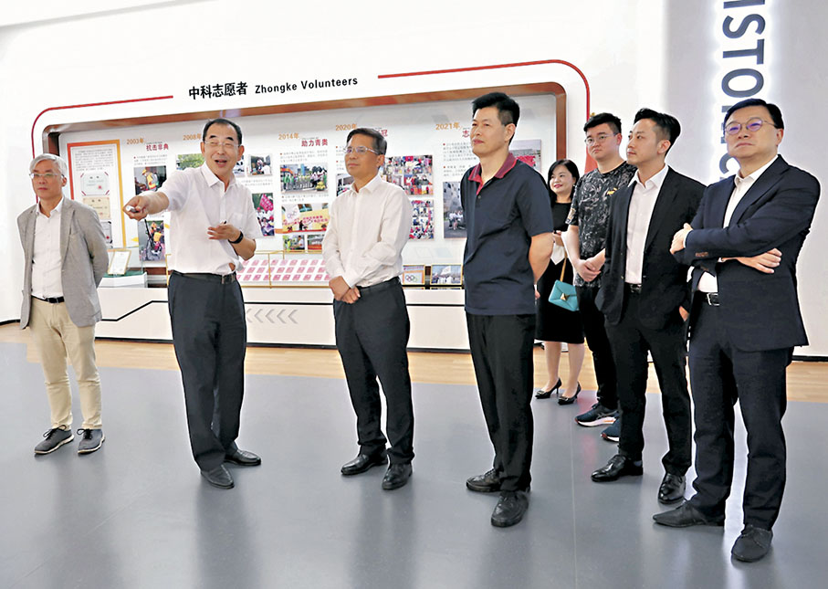 ◆香港江蘇企業協會參觀中科健康產業集團。左二為中科健康產業集團董事長王連安，左三為鍾山有限公司董事長史先召。 香港文匯報記者陳旻  攝