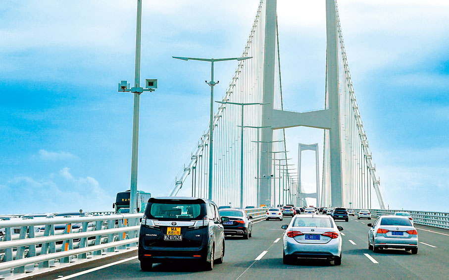 ◆廣東省公安廳交通管理局車輛管理所已升級使用新式粵港澳兩地牌自助服務一體機，並於近期在廣州、深圳、珠海等多地部分交管服務網點投放了一批新式自助機。圖為兩地牌照車輛「北上」廣東出行。香港文匯報記者方俊明  攝