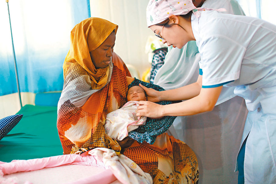 ◆早前，中國援蘇丹醫療隊婦產科醫生劉韡在蘇丹阿布歐舍醫院的病房為一名新生兒做檢查。 資料圖片