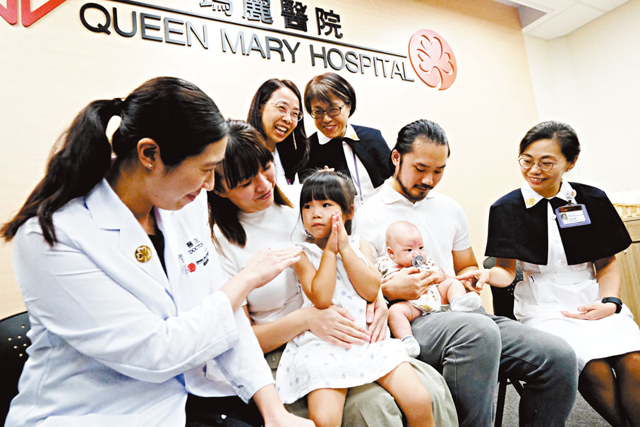 ◆葉女士一家與瑪麗醫院「關愛邊緣存活新生兒和父母」團隊合影 。 香港文匯報記者涂穴  攝