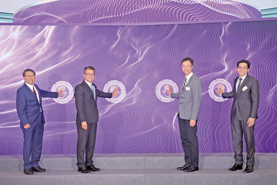 ◆開幕典禮主禮嘉賓（左起）中大校長段崇智、香港特別行政區政府財政司司長陳茂波、中大校董會主席查逸超、與場地贊助單位新鴻基地產發展有限公司執行董事郭基泓合照留念。