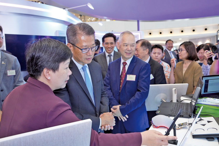 ◆博智感知交互研究中心主任蒙美玲為香港特別行政區政府財政司司長陳茂波介紹其展品。