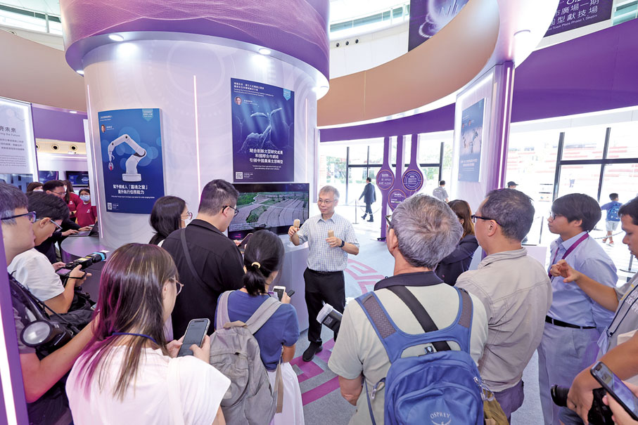 ◆卓敏生命科學教授林漢明向公眾展示優化大豆種植等研究成果。