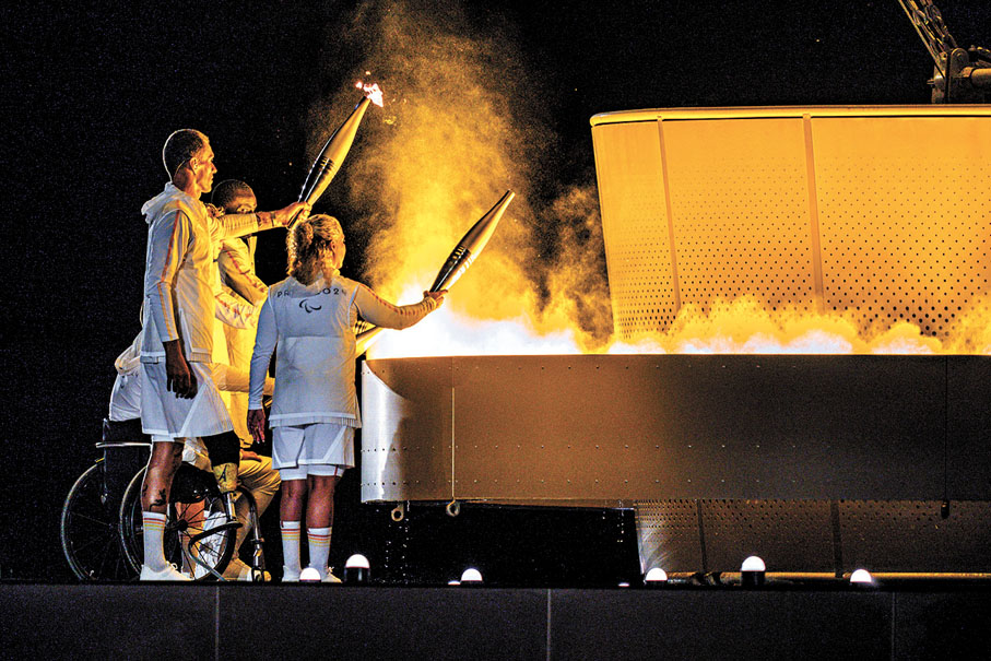 ◆火炬手在開幕式上點燃主火炬。  新華社