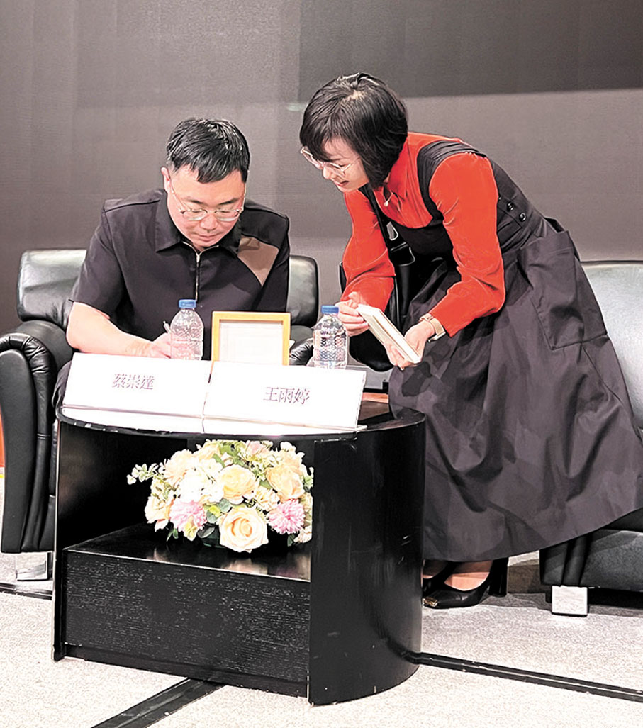 ◆蔡崇達為讀者簽書。