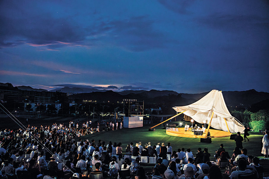 ◆在戶外舉辦的新書首發式吸引了眾多讀者。主辦方供圖