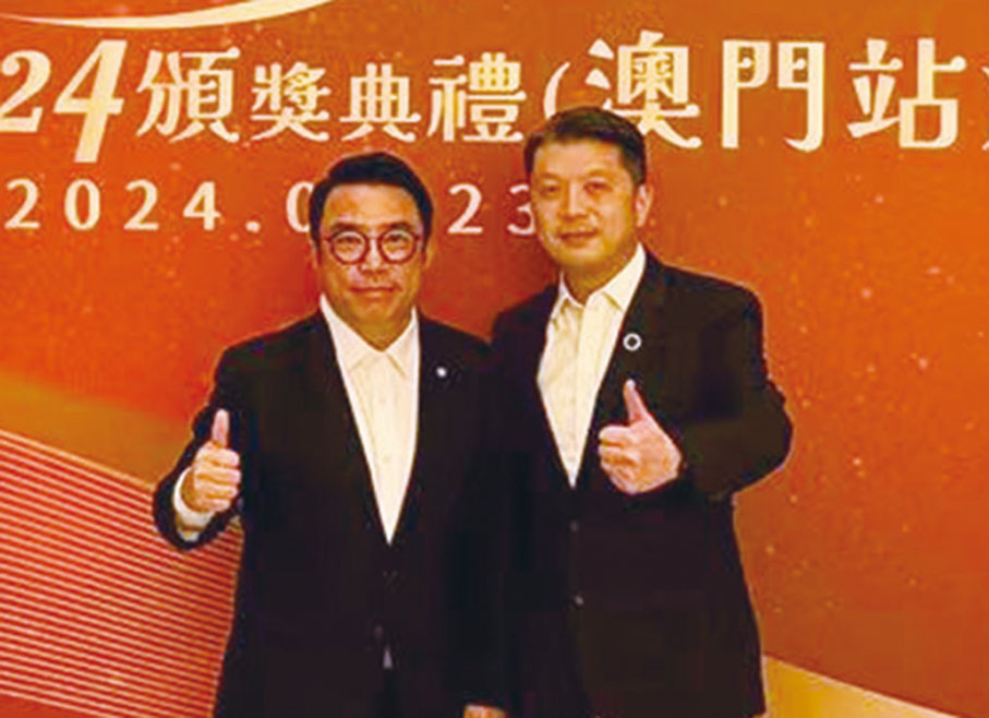 ◆ 郭志華（左）與何敬麟在會場合照。