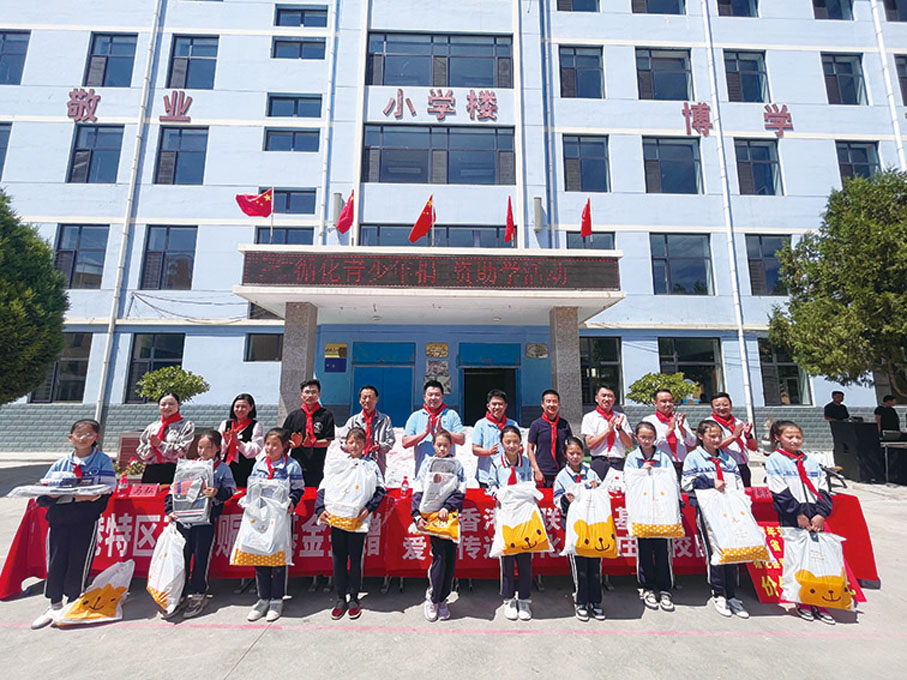 ◆ 循化縣白莊鎮中心學校學生代表與一眾嘉賓大合照。