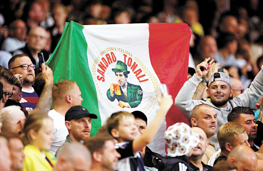 ◆有球迷打出意大利國旗支持東拿利。  路透社