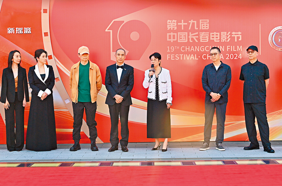 ◆電影節評委集體亮相開幕紅毯儀式。   中新社