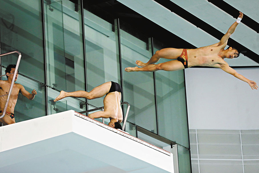 ◆運動員展示平時在賽場上不會見到的創意、鬼馬跳水招式。 香港文匯報記者萬霜靈  攝