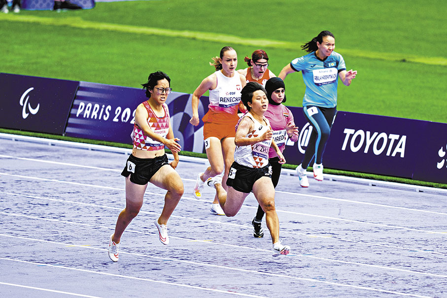 ◆周霞（前）、郭芊芊（左一）在比賽中。  新華社