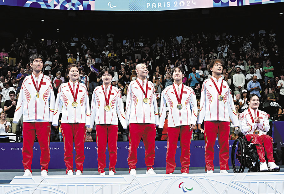 ◆（左至右）王李超、盧冬、何聖羔、郭金城、蔣裕燕、袁偉譯、彭秋萍在頒獎儀式上。  新華社