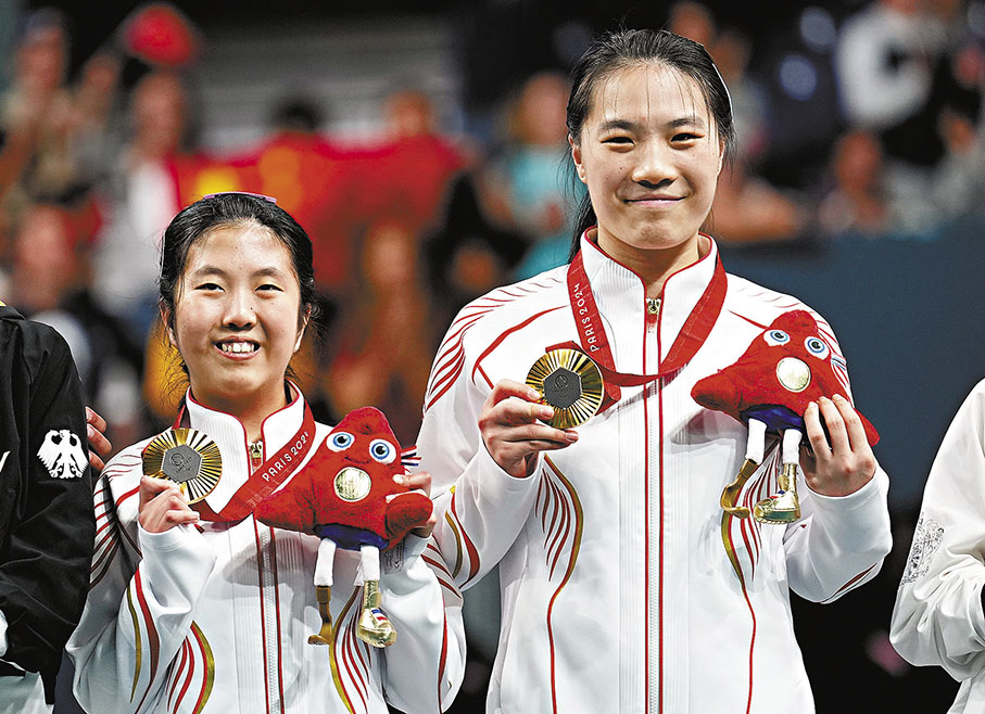 ◆黃文娟\金芋成（左）在頒獎儀式上合影。  新華社