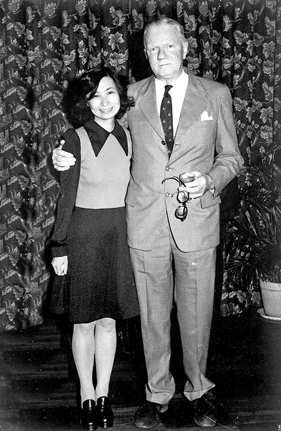 ◆楊紫芝（左）與恩師A.J.S. McFadzean教授（右）。 受訪者供圖