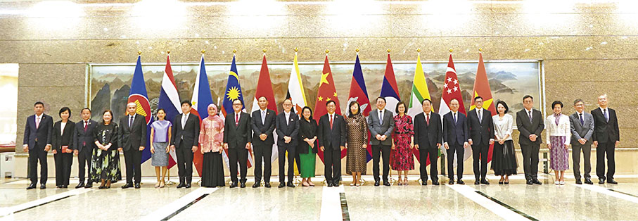 ◆8月28日，駐港公署和特區政府同東盟十國駐港總領事工作交流。