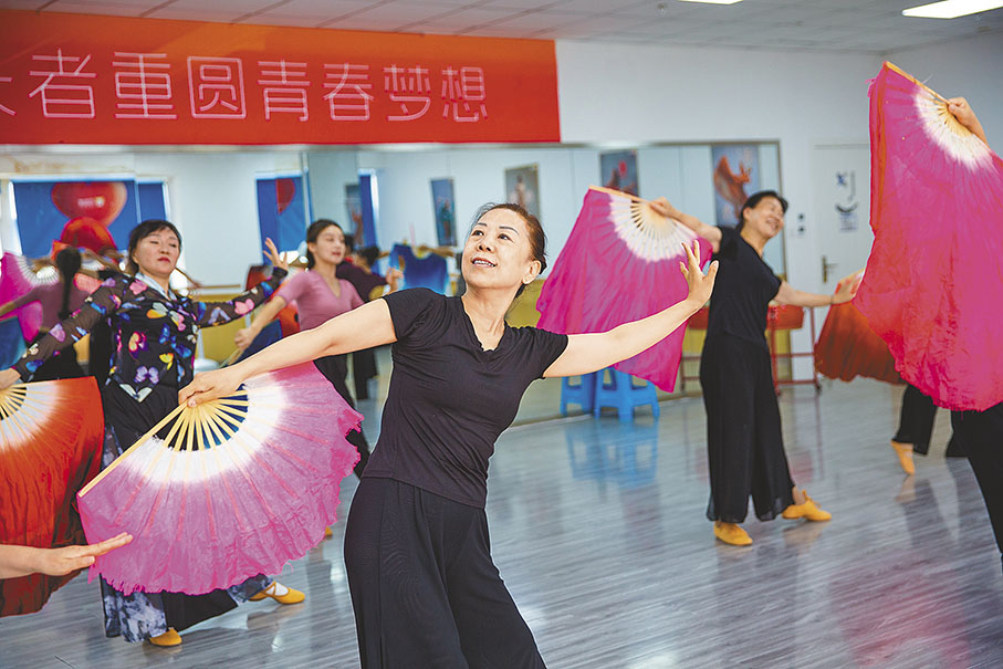 ◆在課堂上，學員姐姐們盡情享受健康與快樂。 香港文匯報 哈爾濱傳真