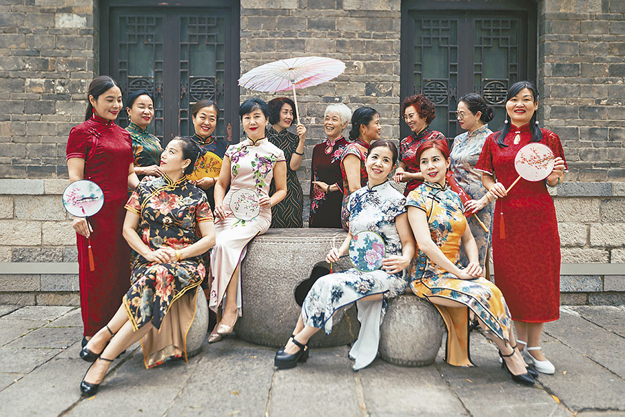 ◆學員姐姐們身穿古色古香的美景旗袍秀，展現不被年齡定義的美。 香港文匯報哈爾濱傳真