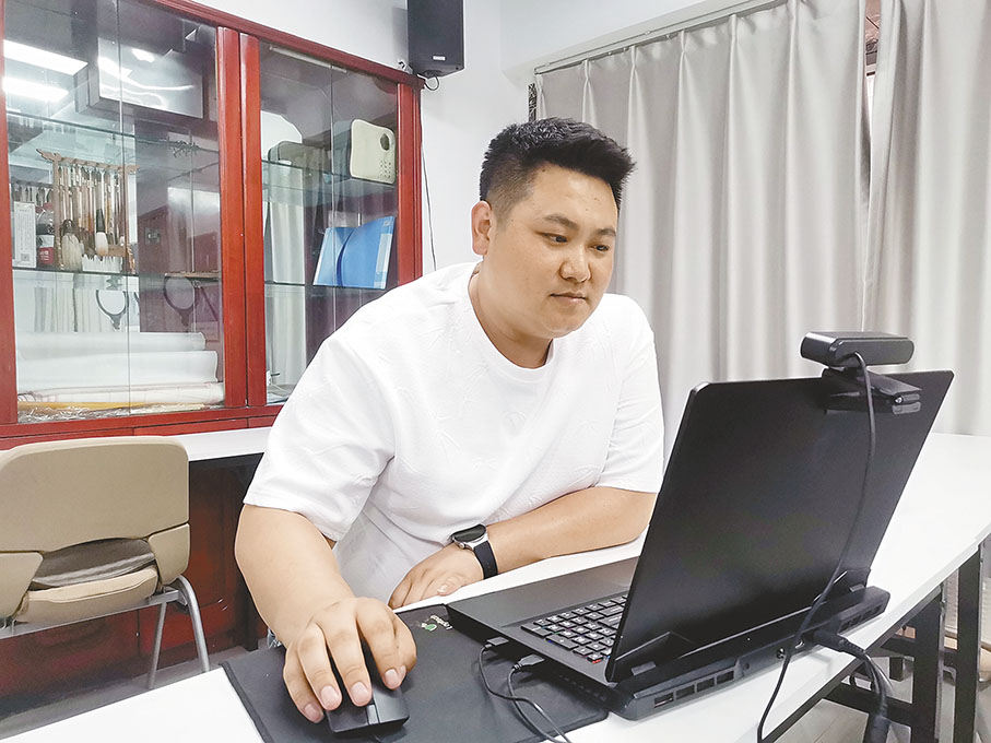 ◆哈爾濱心智青中老年文娛中心「95後」校長李野正在工作。 香港文匯報記者吳千  攝