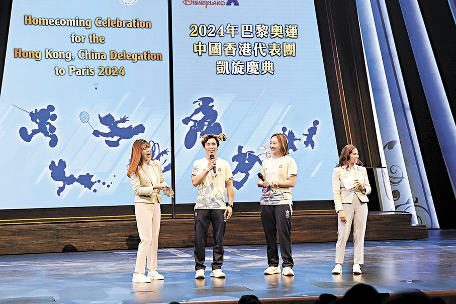 ◆石偉雄（左二）與謝影雪在台上分享堅持經歷。