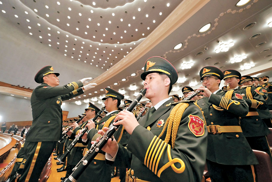 ◆軍樂團在全國人大會議閉幕會上演奏國歌。 資料圖片
