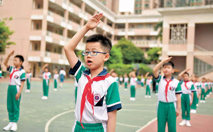 ◆廣州學生在參加升國旗唱國歌儀式。   資料圖片
