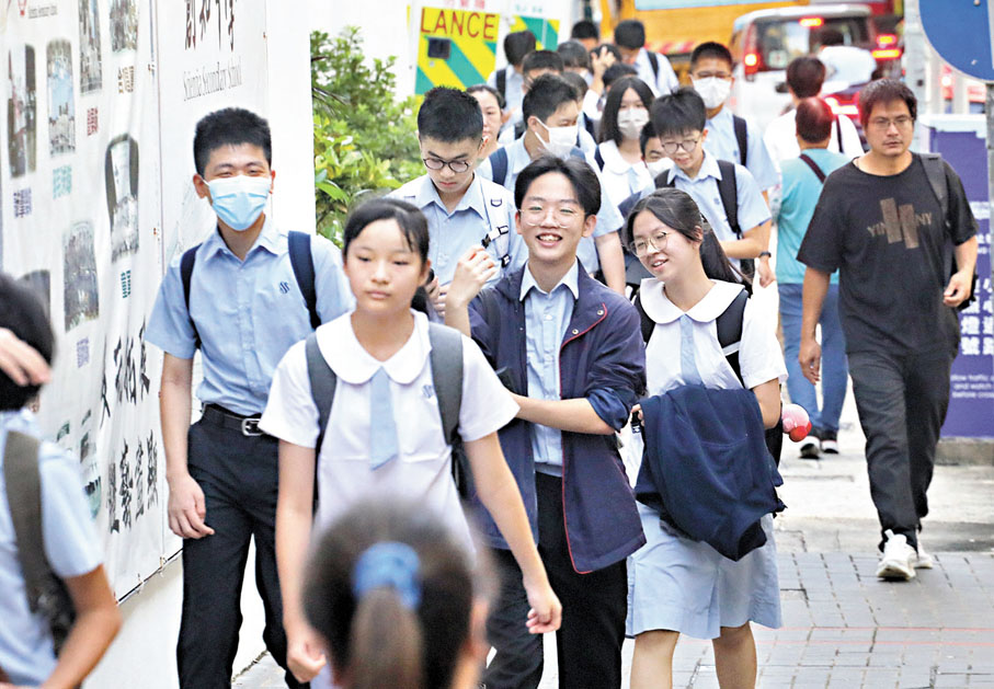 ◆臨床心理學家提醒家長，開學初期應特別注意孩子可能因為環境轉變而出現的心理和生理上的不適應。圖為中學生上學情況。 資料圖片