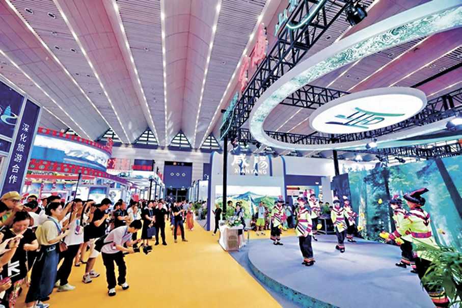 ◆文旅演藝成為不少城市吸引旅客的王牌之一。圖為早前舉行的2024西安絲綢之路國際旅遊博覽會文旅表演。 香港文匯報陝西傳真