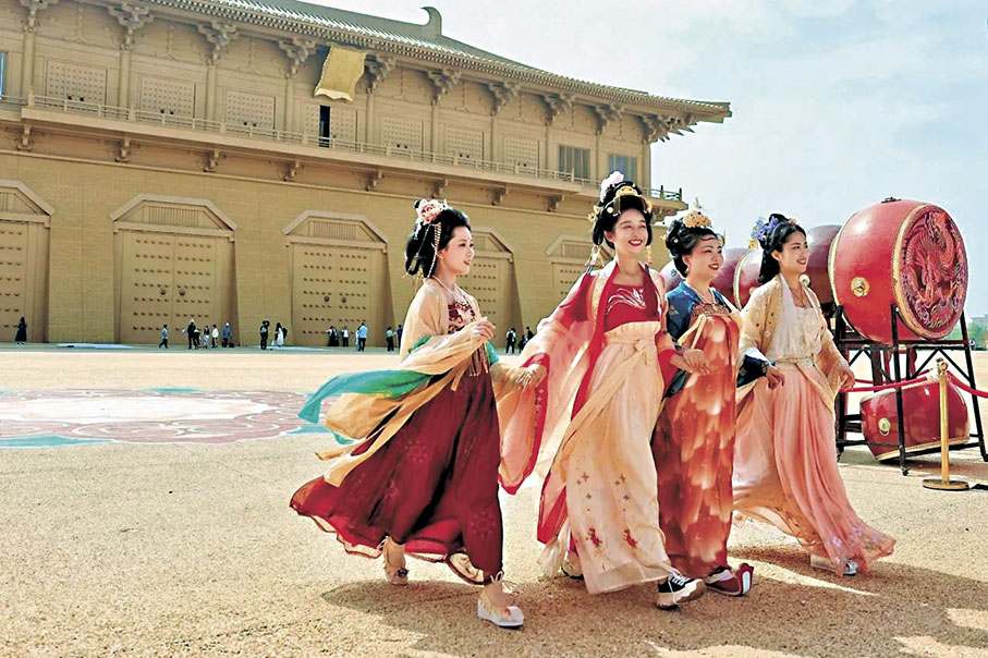 ◆遊客着漢服打卡西安大明宮國家遺址公園。 香港文匯報陝西傳真