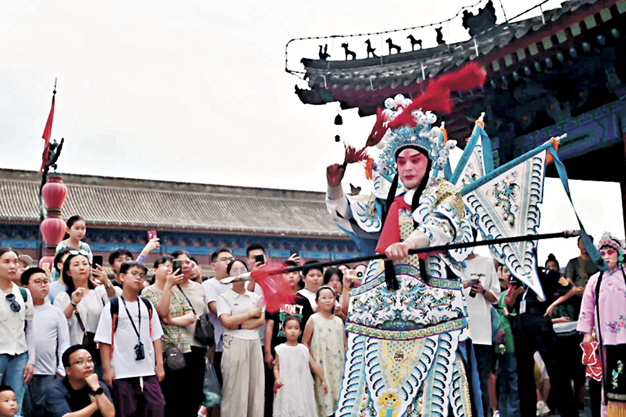 ◆西安城牆景區的秦腔演出，吸引眾多遊客觀看。 香港文匯報陝西傳真