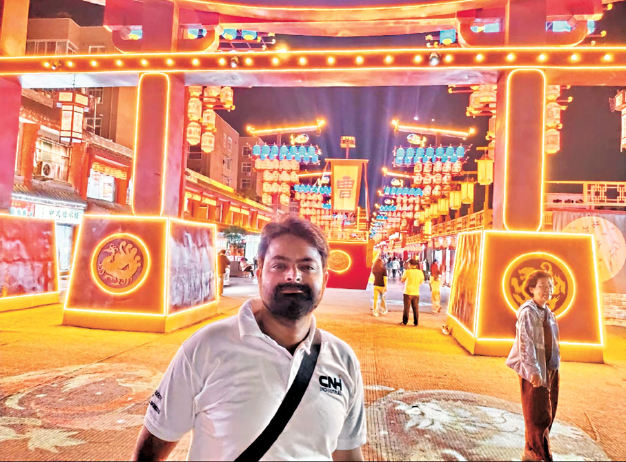 ◆中國這片廣闊的土地上有很多讓阿巴斯想要去看、去了解的事。圖為阿巴斯在河南許昌曹魏古城。 香港文匯報河南傳真