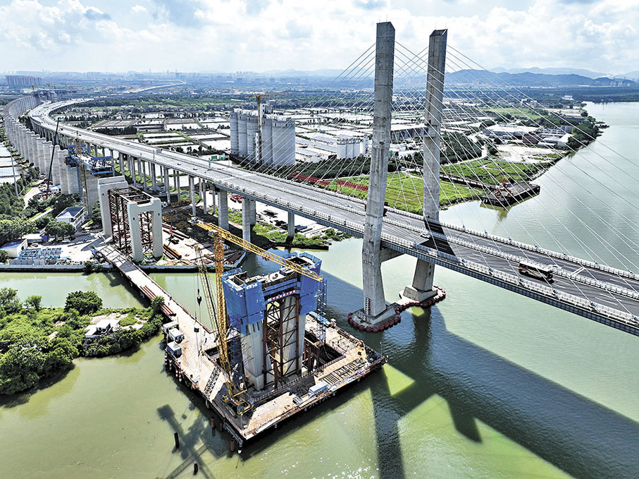 ◆9月1日，深江鐵路關鍵性工程跨磨刀門水道主橋東主墩下橫樑澆築完成。該橋橫跨中山和江門兩市交界的西江磨刀門水道，主橋為140米高墩大跨斜拉橋。新華社