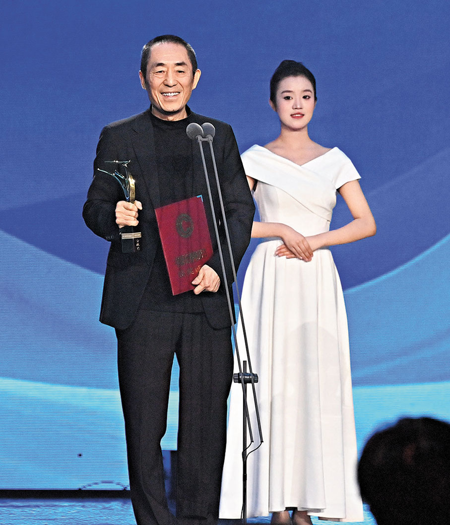 ◆張藝謀時隔多年再捧長春電影節獎盃。  中新社
