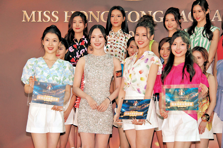 ◆馮盈盈為吳芷靖（前排左1）、盧凱怡（右2）與陳紫佟頒獎。