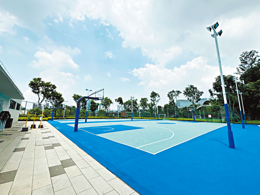 ◆學生宿舍附近的體育設施完善，有網球場、籃球場等。圖為籃球場。