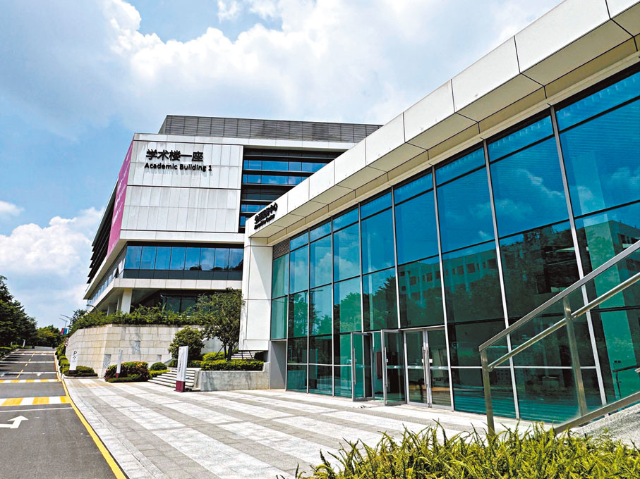 ◆學生宿舍附近的體育設施完善，有網球場、籃球場等。圖為籃球場。