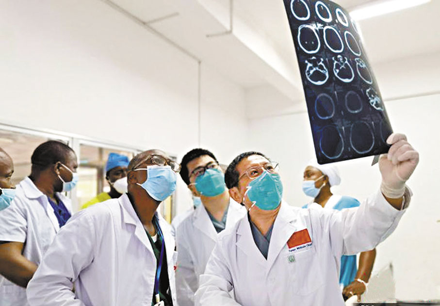 ◆郭偉在病房與幾內亞醫生一同看診。 網上圖片