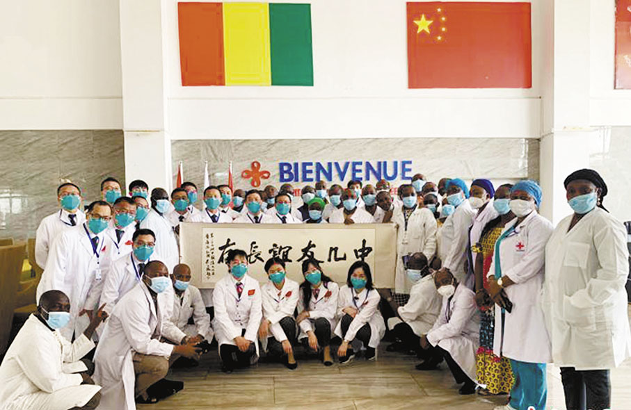 ◆中國第29批援幾內亞醫療隊與當地醫護人員的合照。 網上圖片