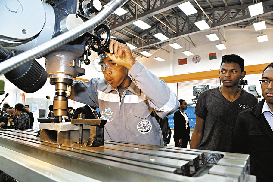 ◆2024年4月26日，在馬達加斯加的塔那那利佛大學，學生在魯班工坊操作設備。 新華社