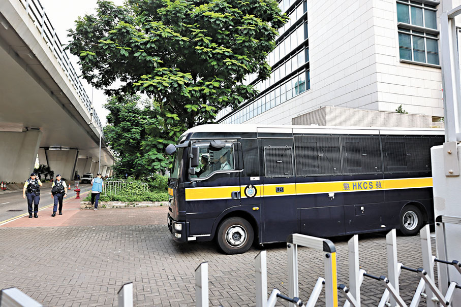 ◆一眾被告昨日由囚車押到西九龍裁判法院進行求情。 香港文匯報記者鄧偉明  攝