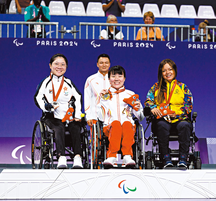 ◆張沅（左）和林細妹在頒獎台上。中國香港殘疾人奧委會圖片